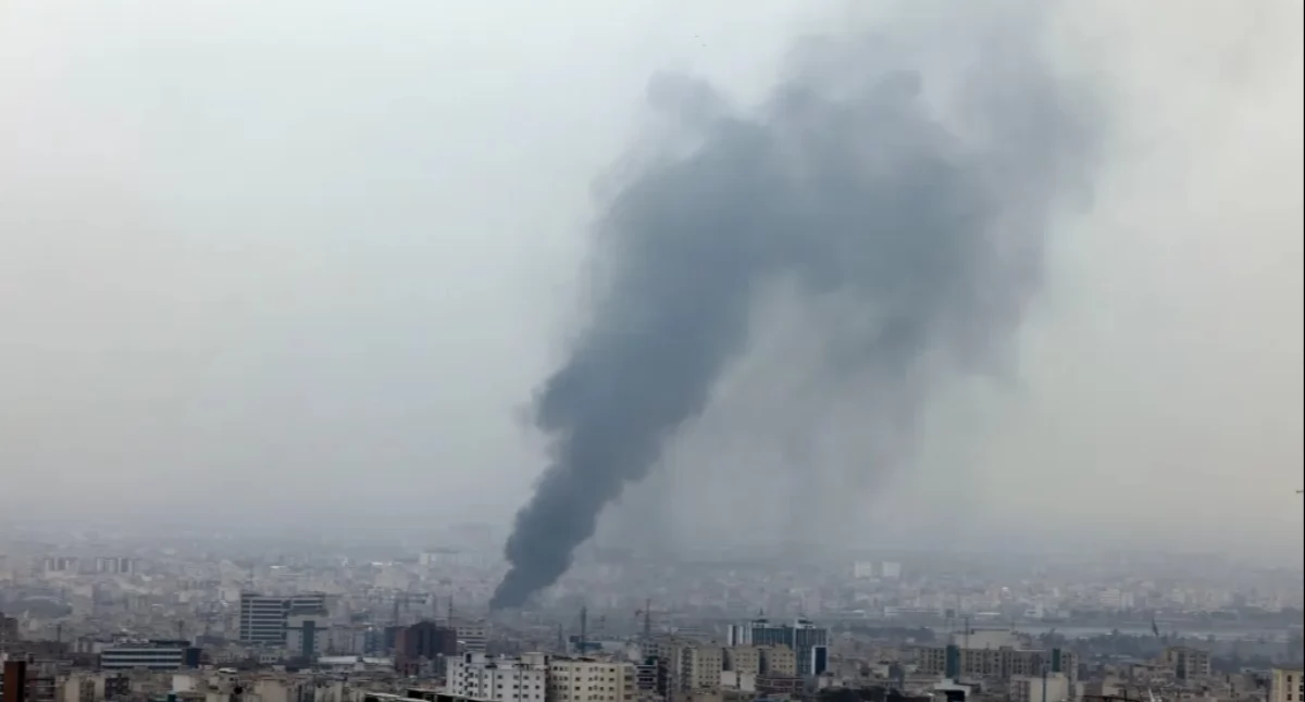 USA uderzają w Iran „w samoobronie”. Eksplozje w rejonie cieśniny Ormuz