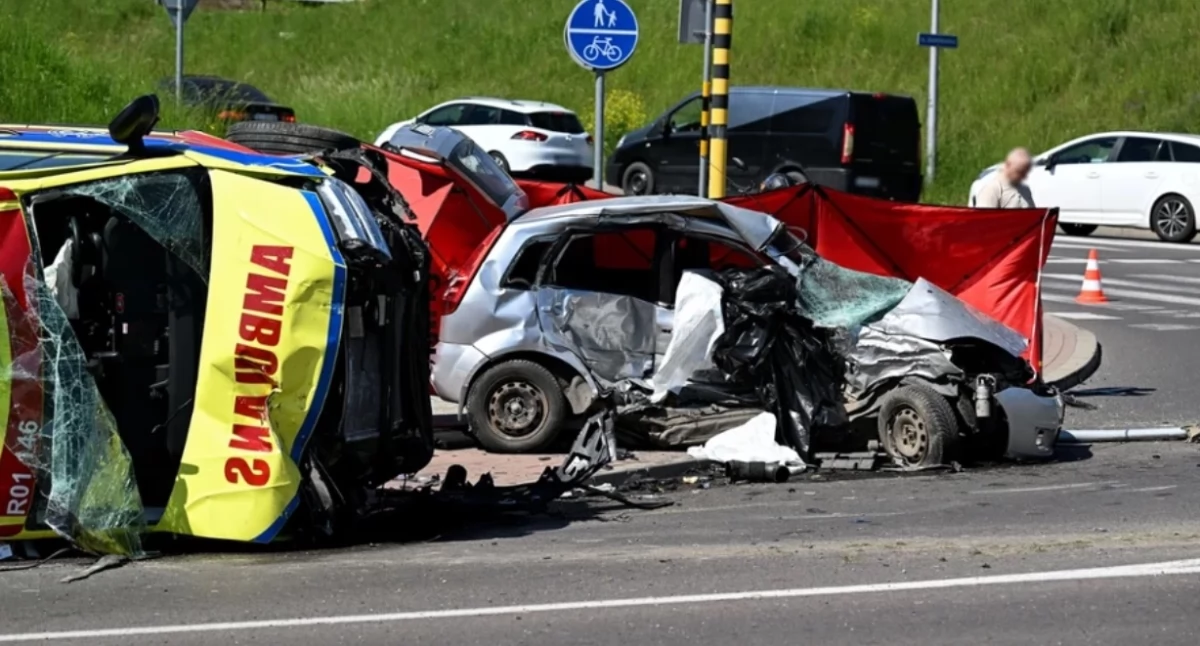 Śmiertelny wypadek w Przemyślu. Karetka zderzyła się z osobówką 