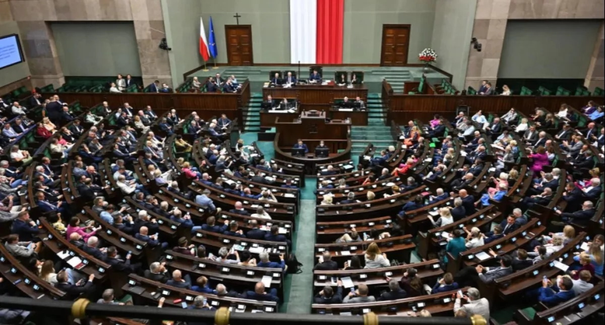 Nowy układ sił na horyzoncie? Jeden sondaż, kilka scenariuszy dla władzy