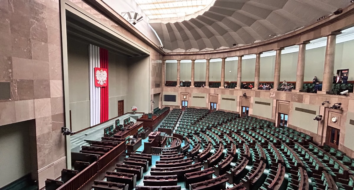 Nowy sondaż. PiS rośnie, ale sam nie ma większości