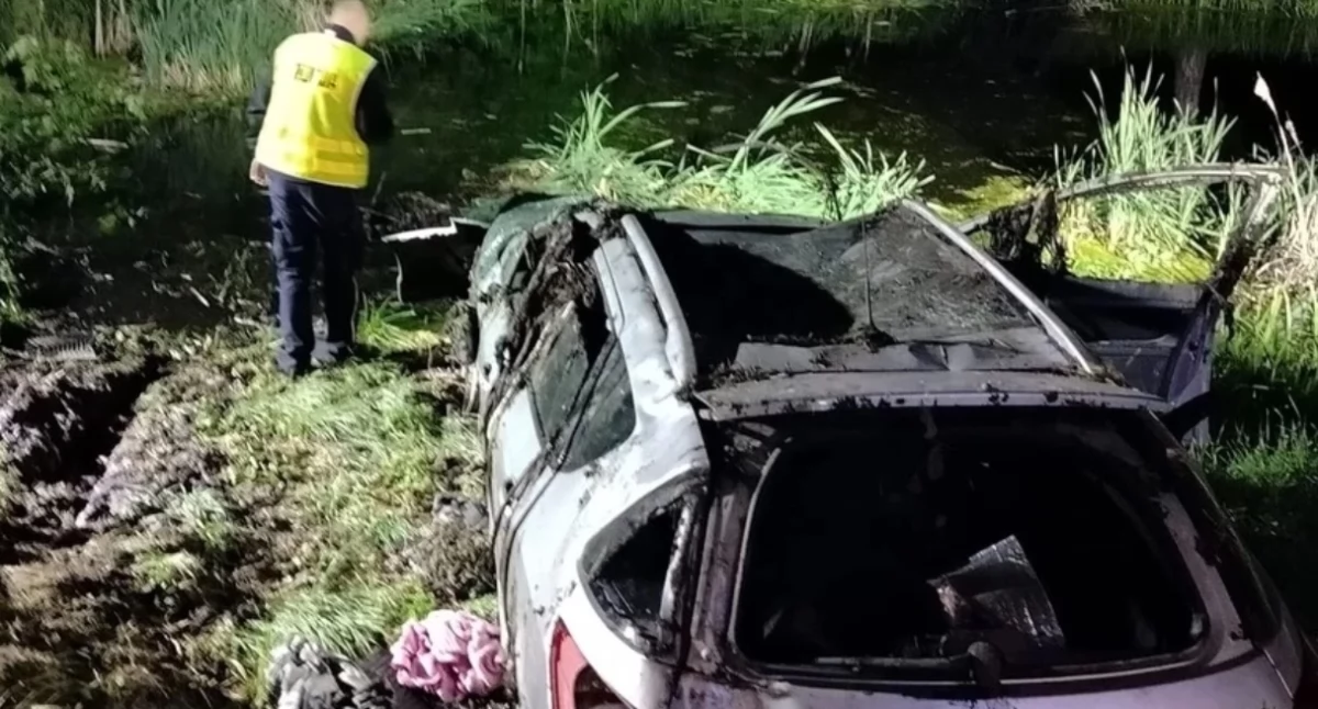 Peugeot wpadł do bagna. Dwie osoby zginęły