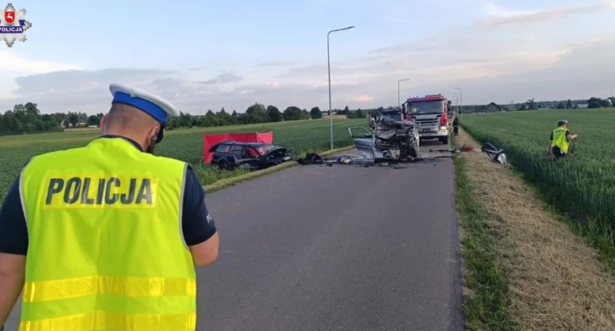 Czołowe zderzenie na prostej drodze. Dwóch kierowców nie żyje