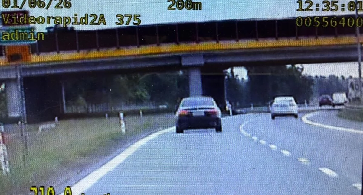 Wiózł rodzinę z lotniska 210 km/h na S17. Kierowca Mercedesa dostał potężny mandat