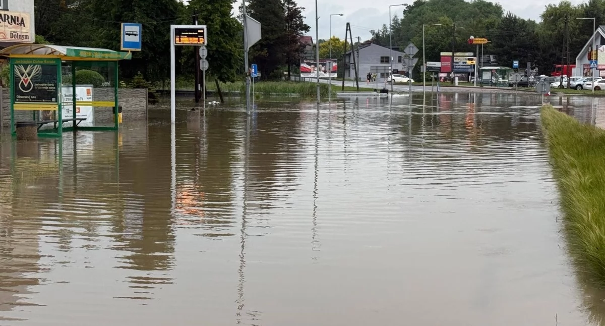 Ulice jak rwące rzeki, zalane piwnice i auta uwięzione w wodzie