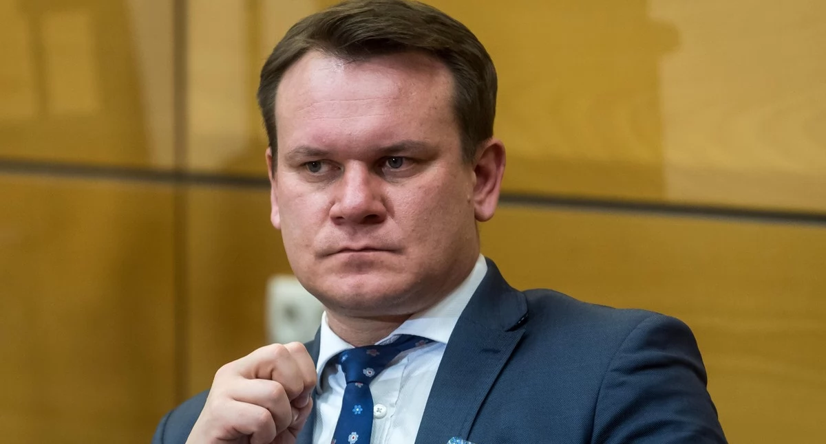 Z Brukseli do resortu deportacji? Ambitne plany Dominika Tarczyńskiego