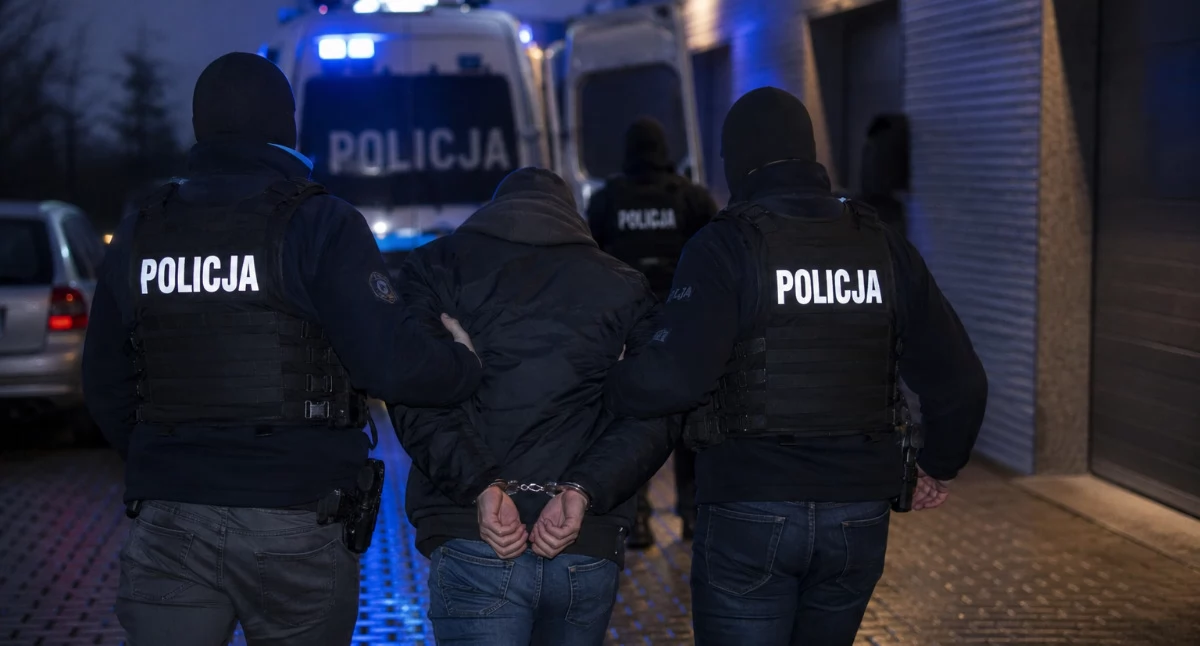 Policja uderzyła o świcie. Setki zatrzymań w całym kraju