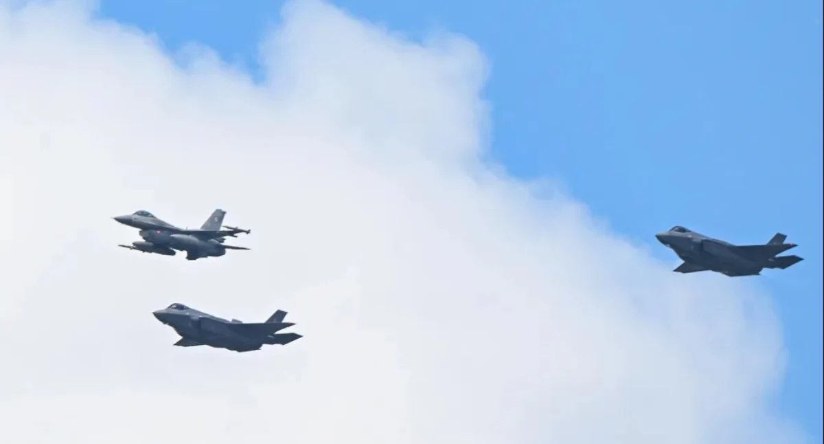 Najnowsze F-35 przeleciały nad Polską. Trwa ceremonia przyjęcia w Łasku