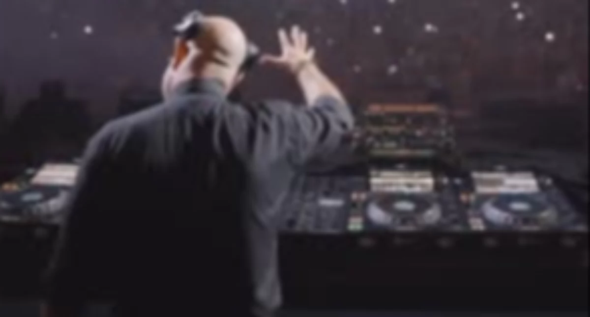 Ksiądz-DJ podbił Polskę jednym remixem. Tłum śpiewał razem z nim