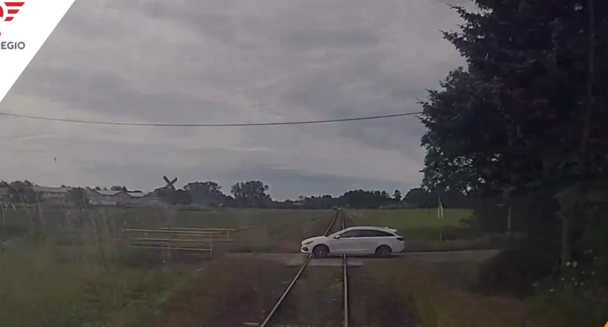 [WIDEO] O włos od tragedii na przejeździe. Kierowca wjechał tuż przed pociąg