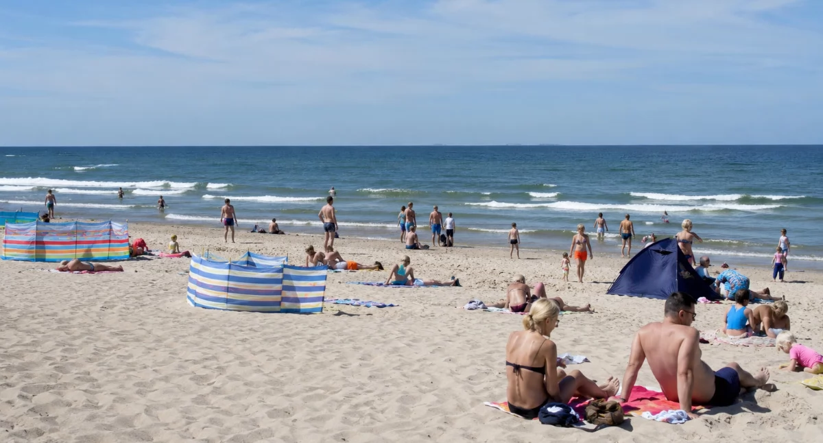 Pozwalasz dziecku biegać nago po plaży? Ekspertka mówi wprost: to poważny błąd
