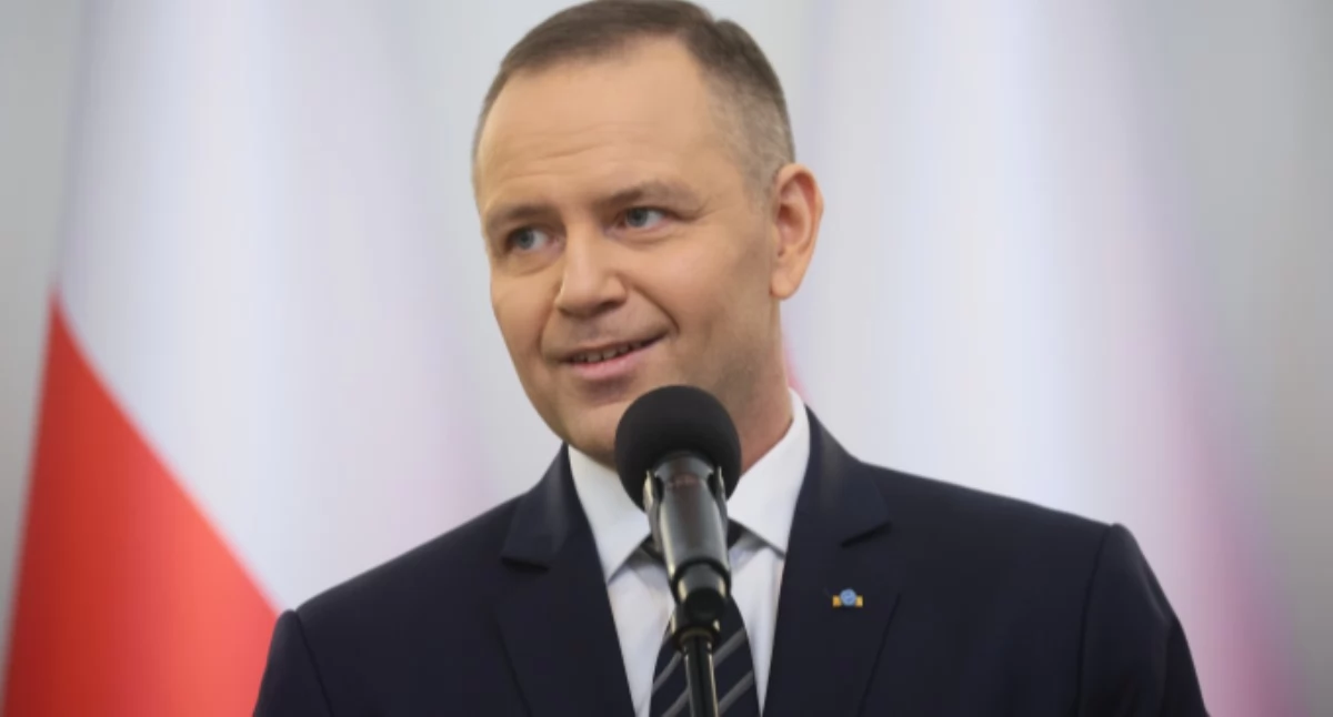 Jedna instytucja w górę, dwie w dół. Nowy sondaż pokazuje wyraźny trend