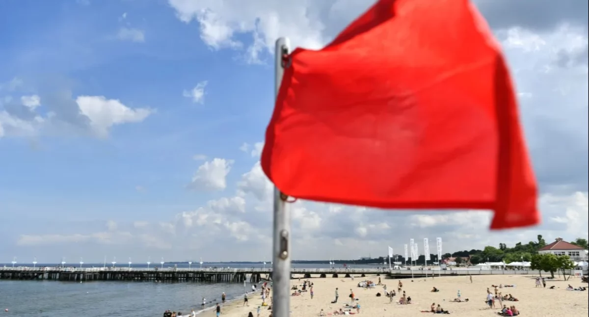 Bałtyk pod czerwoną flagą. Plaże zamknięte w szczycie sezonu