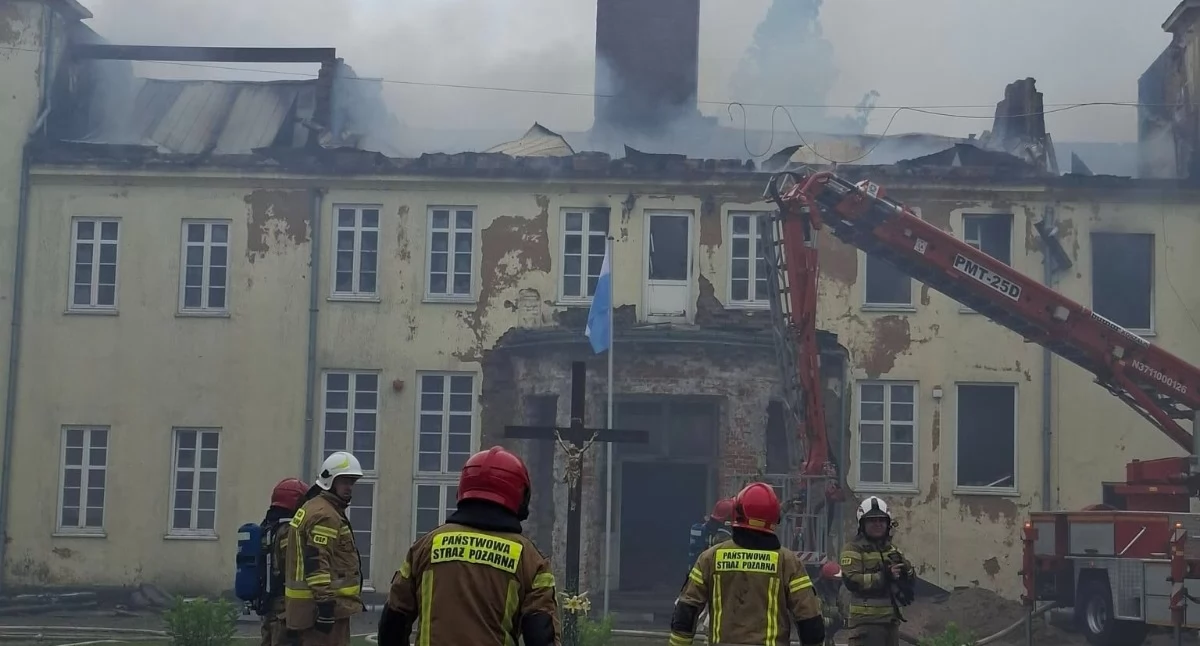 Dach runął w ogniu. Trwa dramatyczna walka o zabytkowy pałac w Wietrznie