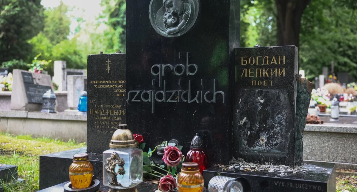 Zniszczony grób Bohdana Łepkiego w Krakowie. Z nagrobka skradziono płaskorzeźbę pisarza