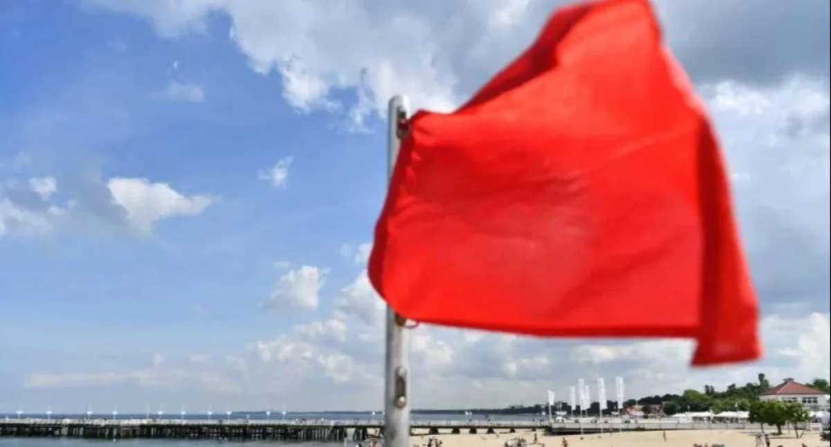 Bałtyk pokazuje swoje groźne oblicze. Na plażach pojawiły się czerwone flagi