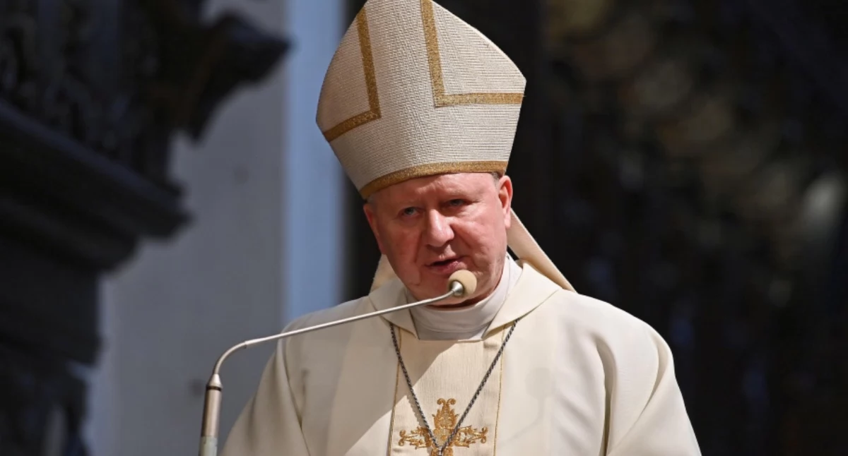 Biskup uderza w in vitro i rząd