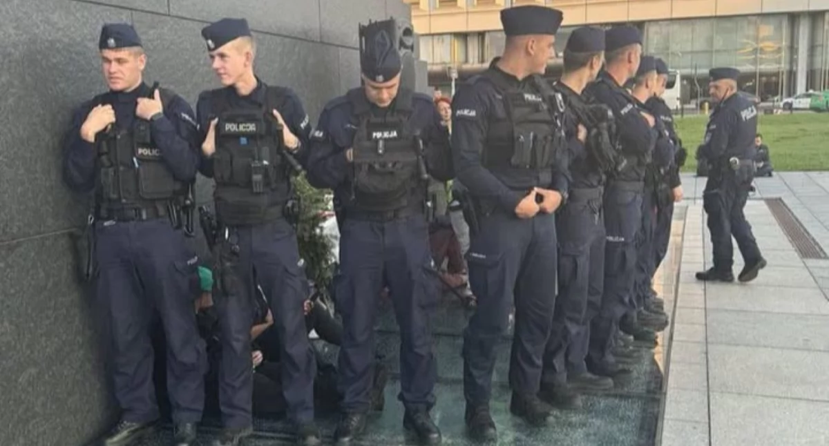 Policja chroni wieńce antypisowskie