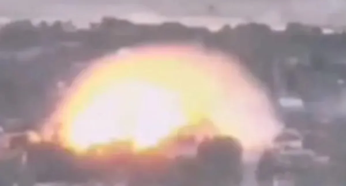 Ogromny słup dymu i fala uderzeniowa. Potężna bomba uderzyła w ukraińskie miasto