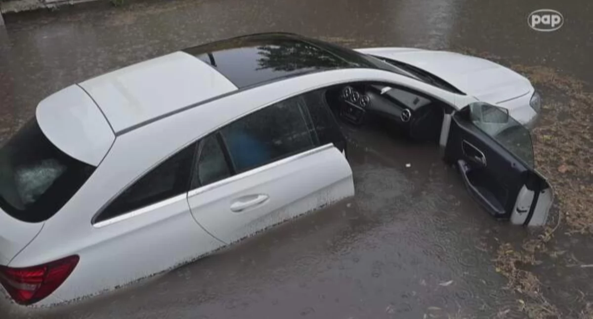 Nawałnice uderzyły w Polskę. Zalane ulice, uszkodzone dachy i setki interwencji strażaków [WIDEO]