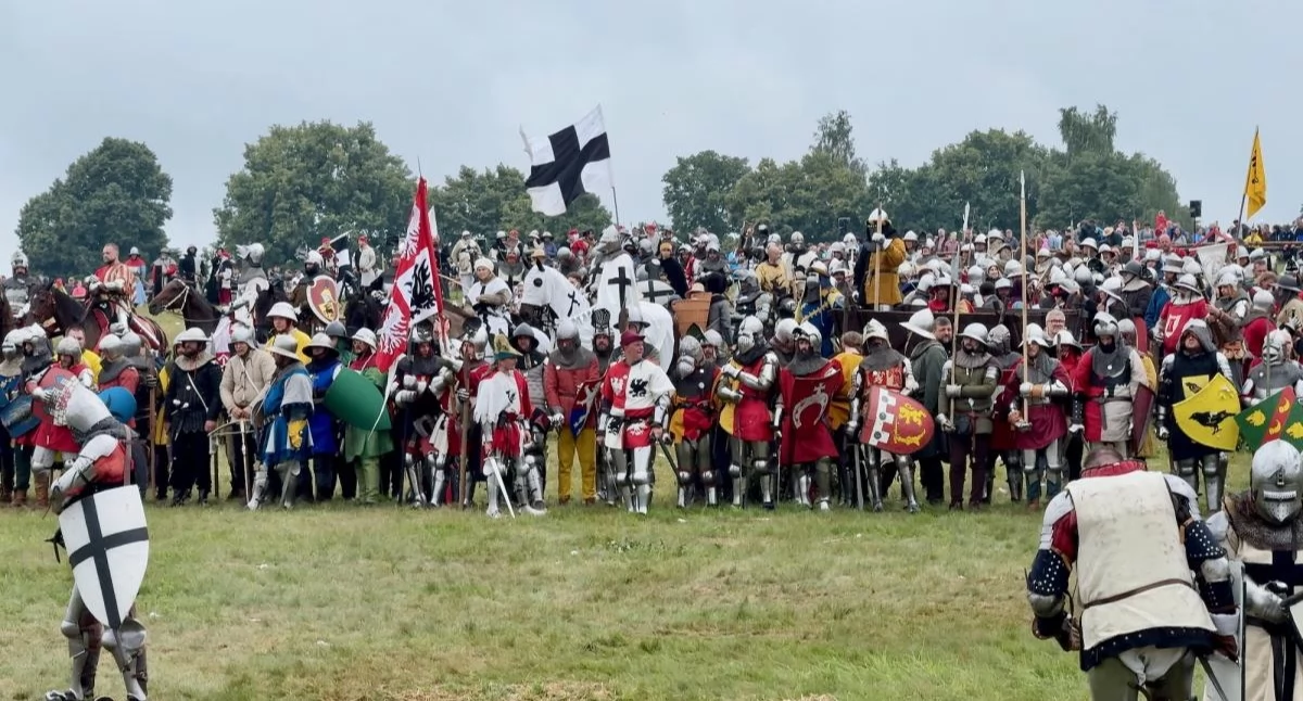 [WIDEO] Bitwa pod Grunwaldem 2026 mimo deszczu. Z kamerą wśród rekonstruktorów i turystów