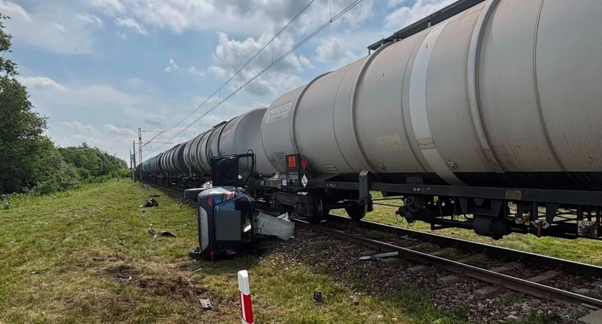 Wjechał pod pociąg. Groźny wypadek na Mazurach
