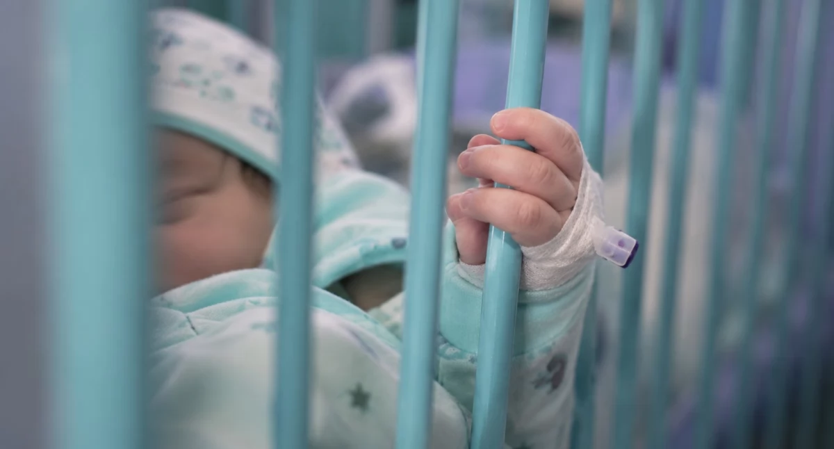 19-latka przyszła z dzieckiem do szpitala z powodu gorączki. Lekarze zauważyli coś niepokojącego!