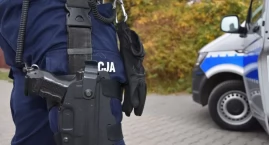 Tragedia po policyjnej akcji wobec uzbrojonego mężczyzny w mieszkaniu