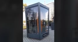 Nietypowa ekspozycja przy krakowskiej nekropolii. Internet podzielony