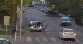 [WIDEO] Jechały jedną hulajnogą. Uderzyły w samochód