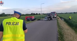 Czołowe zderzenie na prostej drodze. Dwóch kierowców&hellip;