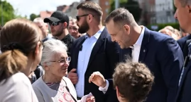 Prezydent wśród wiernych. Nawrocki na procesji Bożeg&hellip;