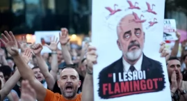 Flamingi kontra miliony. Albańczycy wyszli na ulice &hellip;