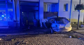 19-latek wjechał w blok. Mieszkańców obudził potężny huk