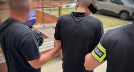 Brutalny atak na dworcu. 41-latek kopnął kobietę w głowę