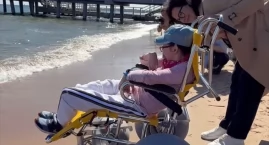 Morze bez barier. Gdańsk udostępnia specjalne wózki plażowe