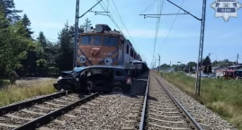 Pociąg zmiażdżył opla. Dwóch młodych mężczyzn ciężko rannych