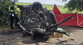 Opel uderzył w drzewo. Nie żyją matka i 13-letnia córka