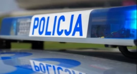Pijany kierowca uderzył w drzewo. Świadkowie wydobyl&hellip;