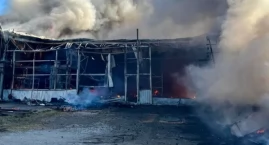 Ogromny pożar hali. W środku zbiornik wypełniony ole&hellip;