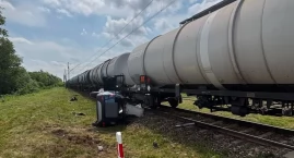 Wjechał pod pociąg. Groźny wypadek na Mazurach