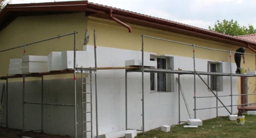 Ruszyły prace nad termomodernizacją trzech budynków w Kampinosie