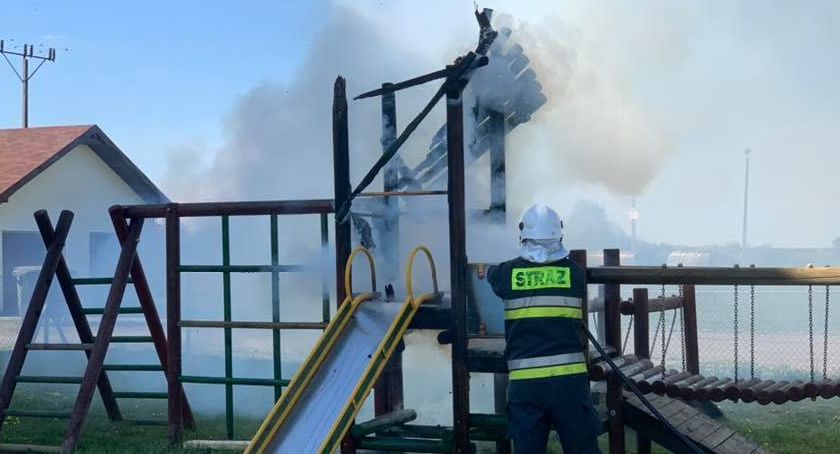 Pożar na placu zabaw przy ośrodku sportowo-rekreacyjnym w Kampinosie A