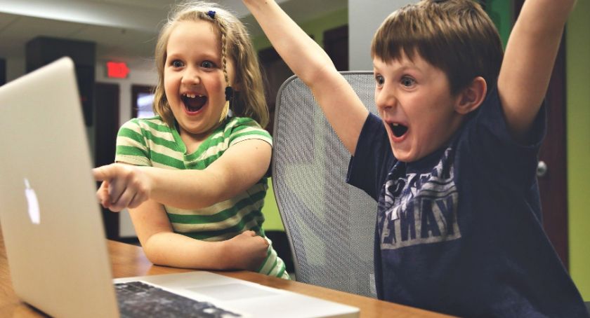 Do uczniów i nauczycieli trafią kolejne laptopy w ramach projektu Zdalna Szkoła+