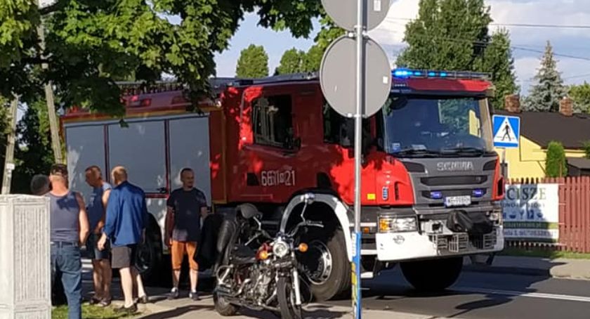Kolizja ciężarówki z motocyklistą w Kampinosie 