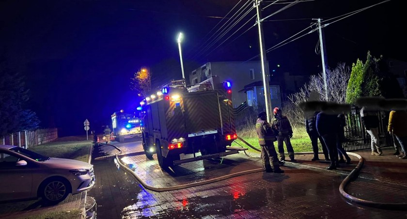 Pożar budynku jednorodzinnego - na miejscu służby ratunkowe