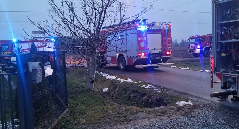 Pożar poddasza - na miejscu straż i policja 