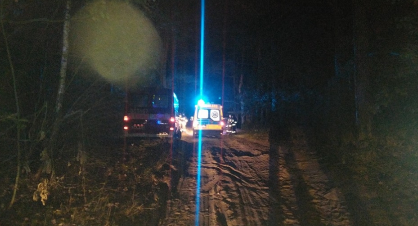 Chory na cukrzycę zasłabł i uderzył w drzewo – nocne poszukiwania mężczyzny