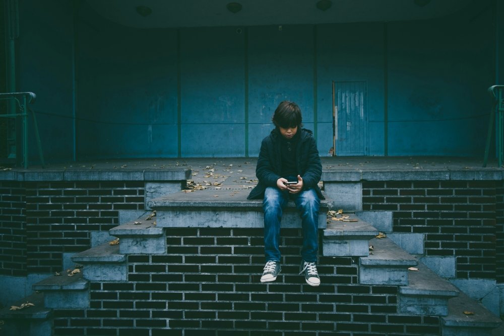 Smartfon w rękach dziecka: jeden klik od twardej pornografii