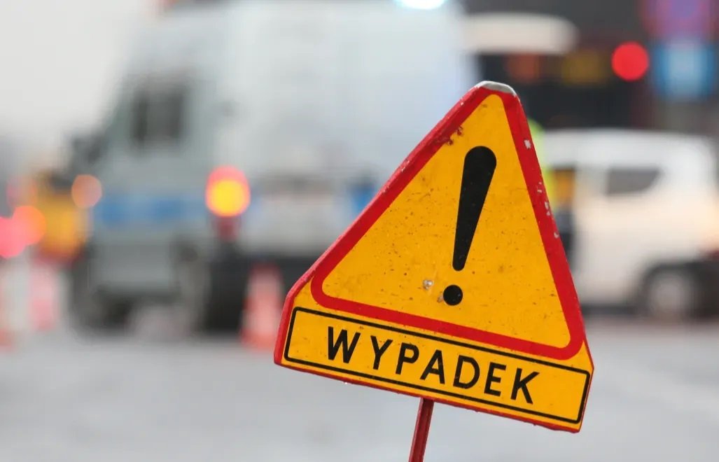 Samochód wjechał w autobus. Są ranni, w tym dzieci