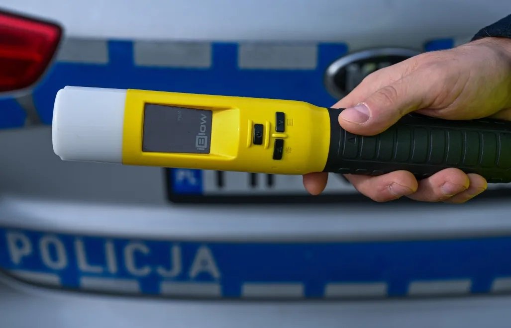Wjechał w barierki na przejściu dla pieszych, miał 2,5 promila